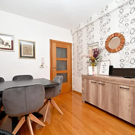 Heidi With Parking Apartment